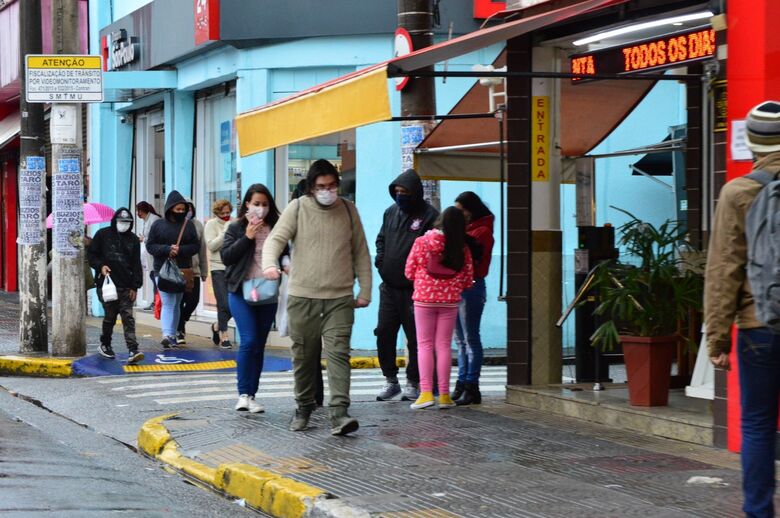 Instituto de Meteorologia emite alerta laranja de risco à saúde na região após queda de temperatura