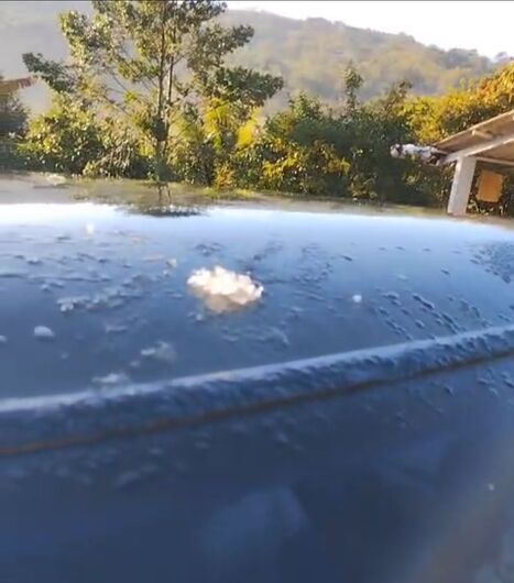 Moradores da Estrada do Furuyama, no Rio Abaixo, em Suzano, registraram veículo com camadas de gelo
