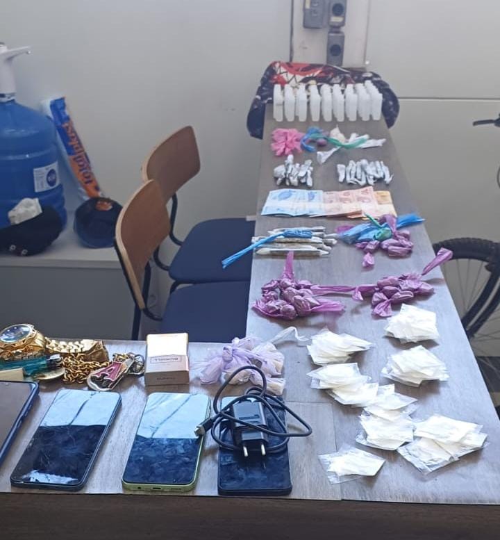 Foram apreendidos os entorpecentes, celulares e dinheiro 