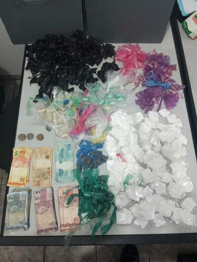 Drogas e dinheiro foram apreendidos 