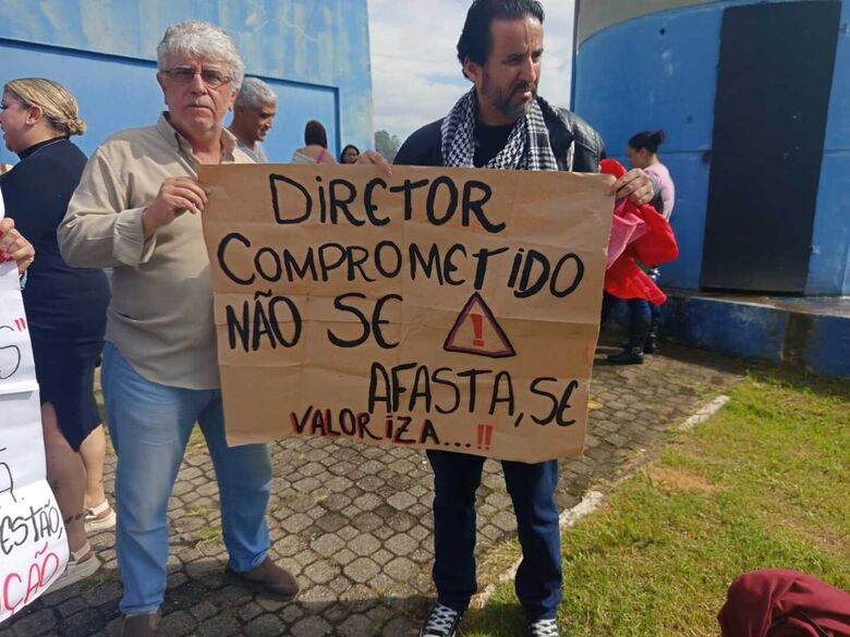 Professores da rede estadual protestam em evento da Diretoria de Ensino de Itaquá