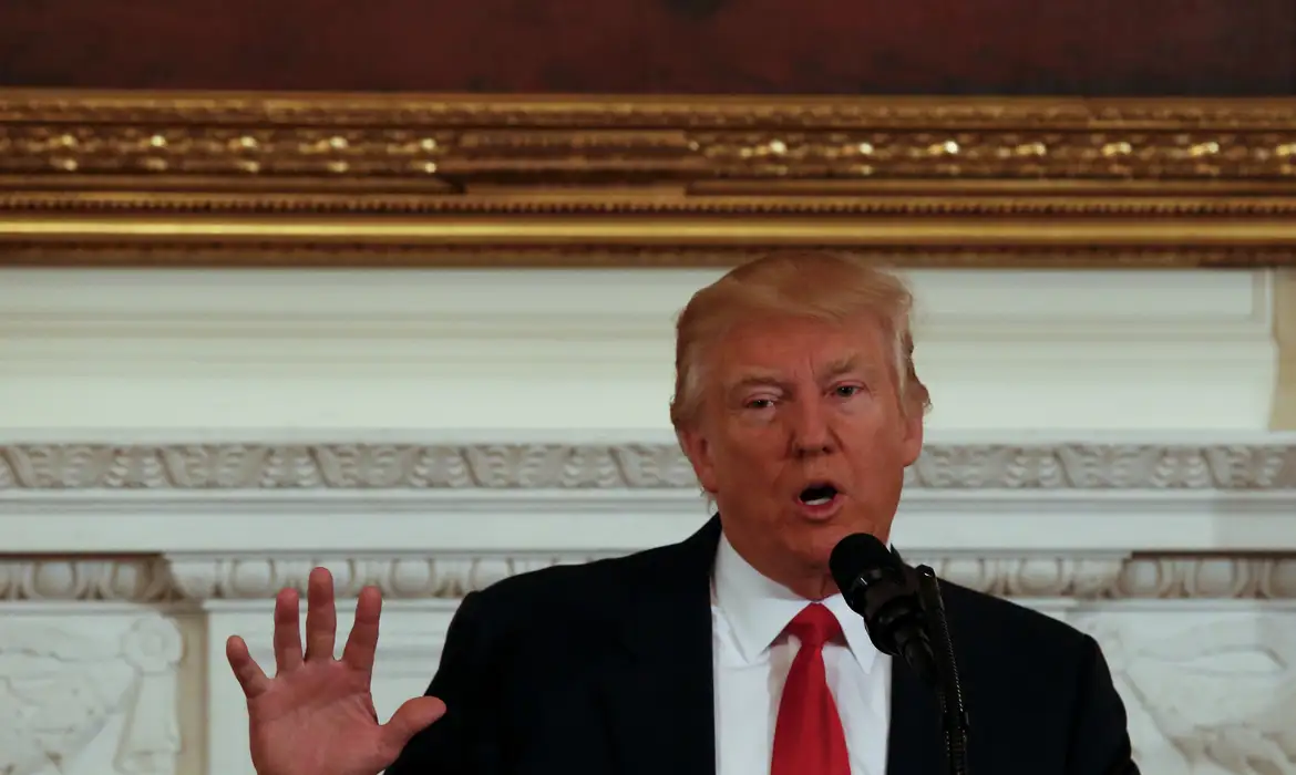 Trump assina tarifa de 50% e considera Brasil ameaça aos EUA