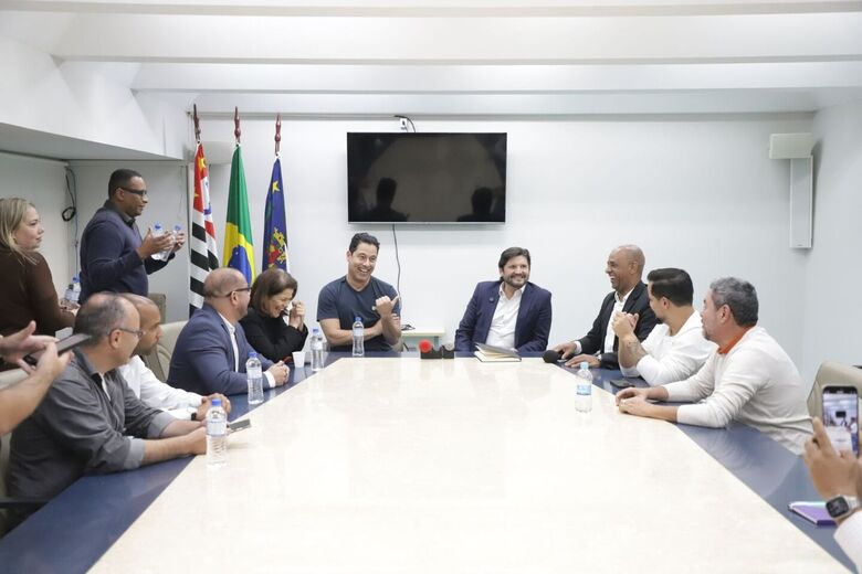 Presidente da Alesp e deputado federal Márcio Alvino visitam Câmara de Mogi