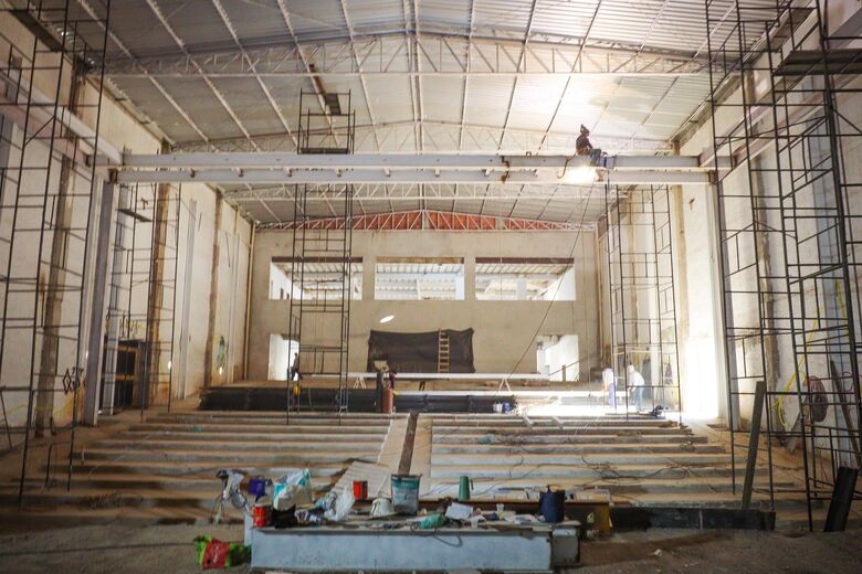 Secretaria de Obras de Ferraz faz vistoria no Centro de Convenções e em córrego