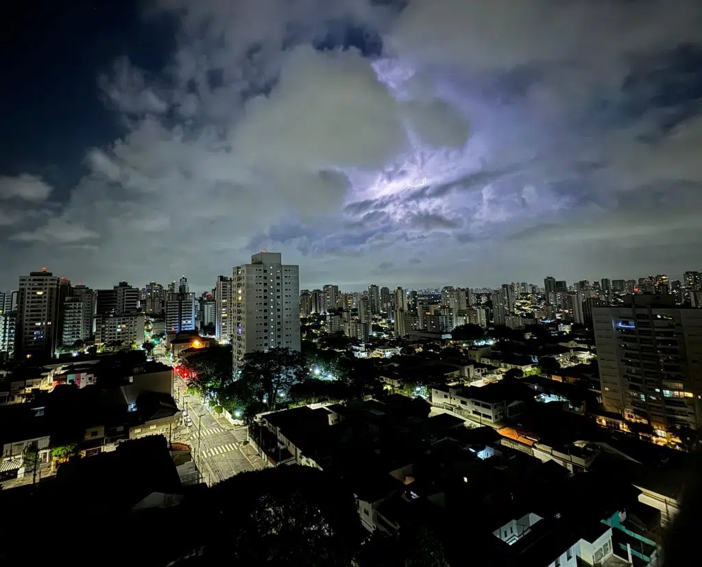 Previsão indica pancadas de chuva localmente fortes, com potencial para descargas elétricas, rajadas de vento e eventual formação de tempestades severas na primeira quinzena do mês