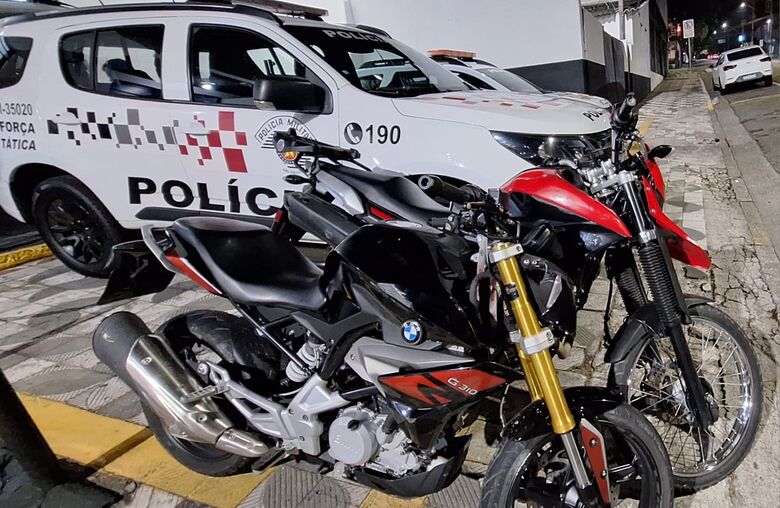 Duas motos e celulares roubados foram apreendidos 
