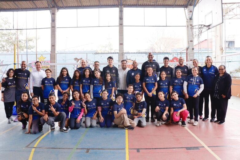 Pedro Ishi acompanha entrega de kits do Suzano Vôlei a alunos do Miguel Badra