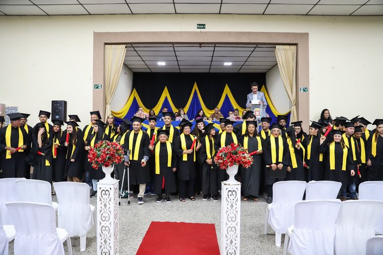 Mais de 60 alunos de quatro escolas se formam no EJA em Ferraz