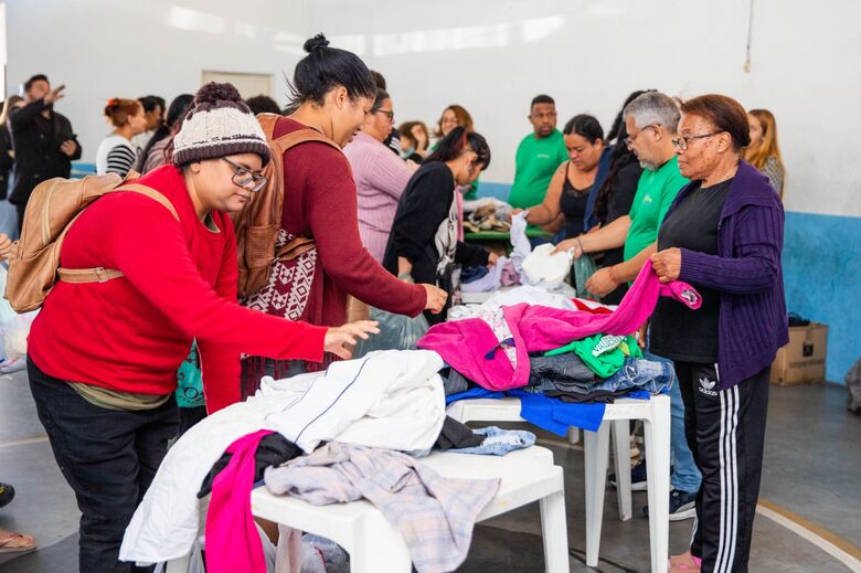 Todas as semanas, o Fundo Social de Solidariedade realiza o Bazar Solidário em um bairro do município
