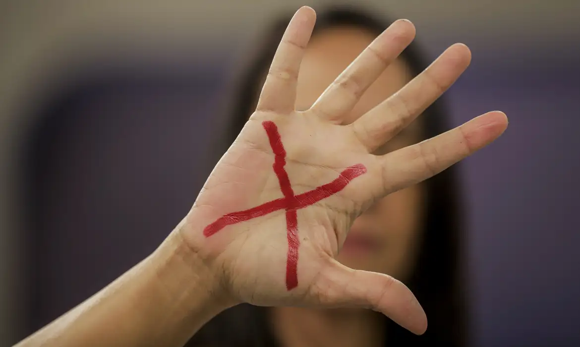 Mortes intencionais caem 5,4% no país em 2024; feminicídios sobem 19%