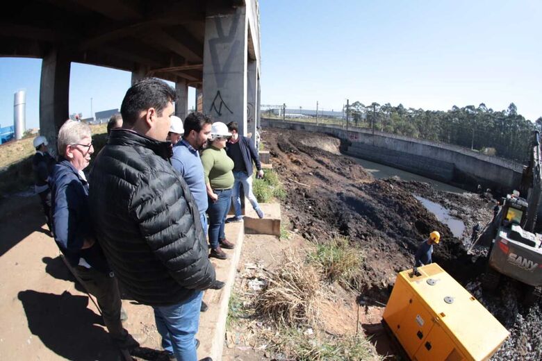 Obra de drenagem para contenção de cheias no Jardim Belém é vistoriada