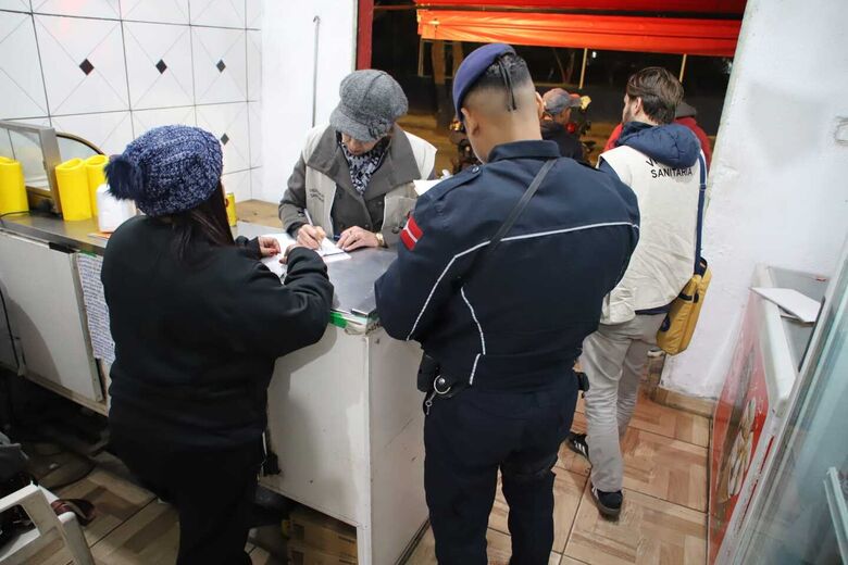 Ação da GCM e PM fecha quatro comércios irregulares em Suzano