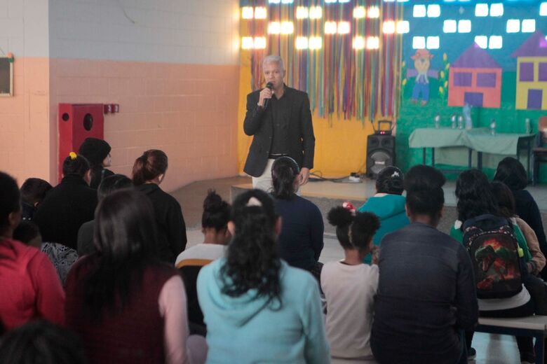 Projeto 'Colaboração' chega à escola do Nova América e alerta pais sobre 'fake news'