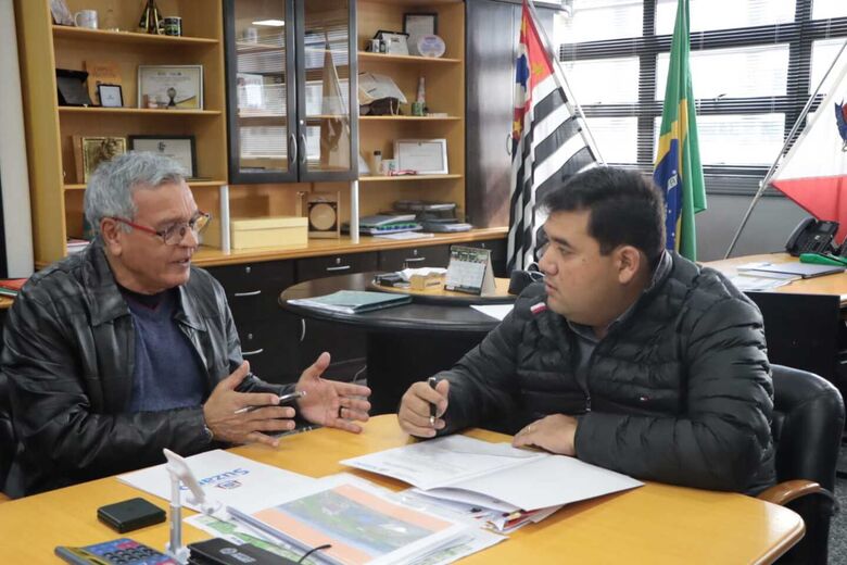 Pedro Ishi assina termo que garante a verba ao lado do secretário Mauro Vaz; 66 produtores e 10 mil famílias serão contempladas