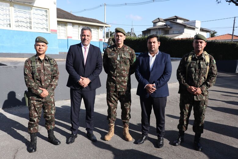 Pedro Ishi acompanha visita de representantes do Exército 