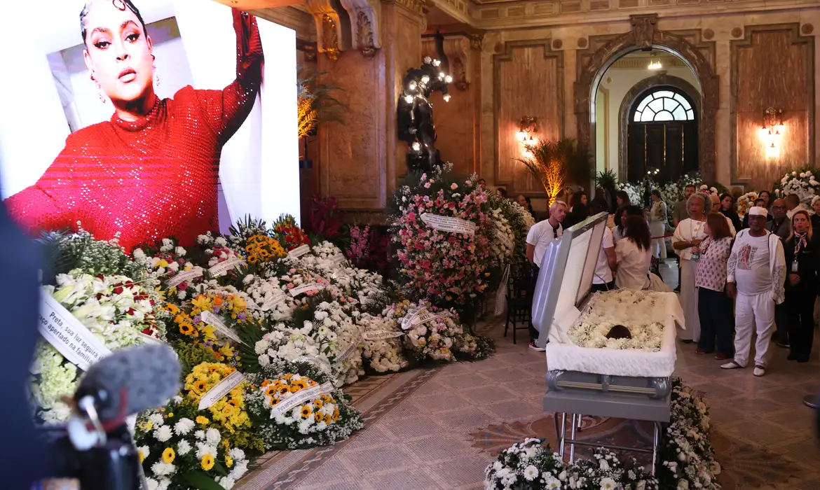 Velório de Preta Gil reúne centenas de pessoas no Rio