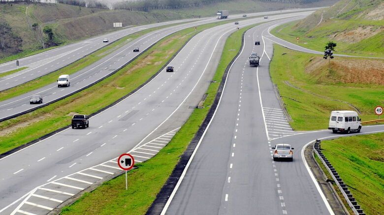 Acidente aconteceu na altura do quilômetro 35 da pista leste da Ayrton Senna