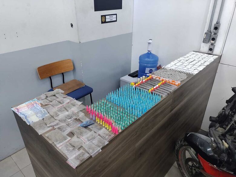 Drogas e dinheiro foram apreendidos 