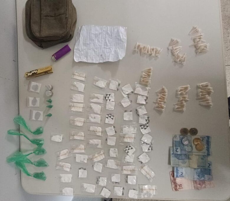 ntorpecentes, dinheiro e demais objetos foram apreendidos