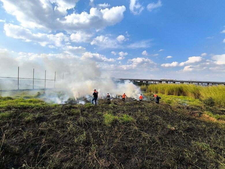 Defesa Civil de Poá combate focos de incêndio na Estrada Padre Eustáquio