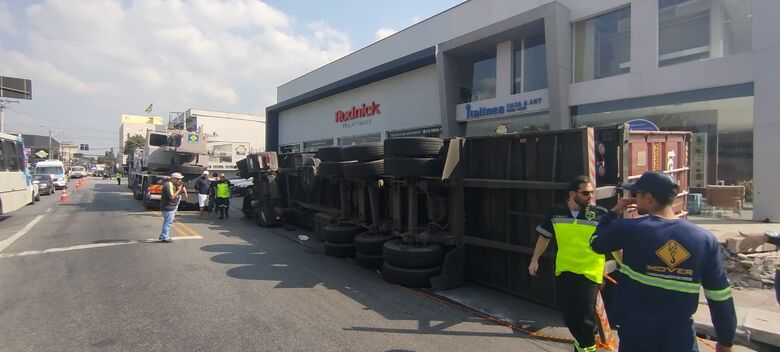 Espaço segue com sinalização e aguarda o guindaste para a retirada do veículo