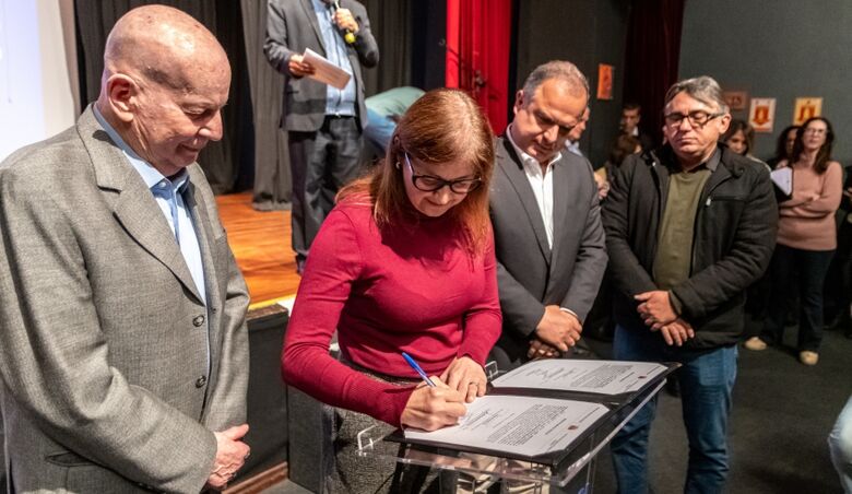 Solenidade ocorreu durante a apresentação do Novo Sistema Viário de Mogi das Cruzes, realizada no Theatro Vasques