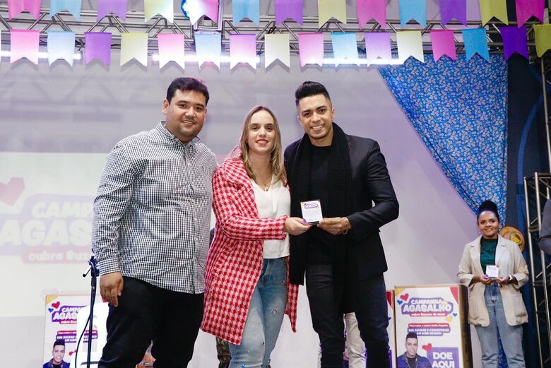 Campanha do Agasalho teve jingle do cantor Raffa Augusto; números foram divulgados pelo prefeito Pedro Ishi e primeira-dama Déborah Raffoul Ishi