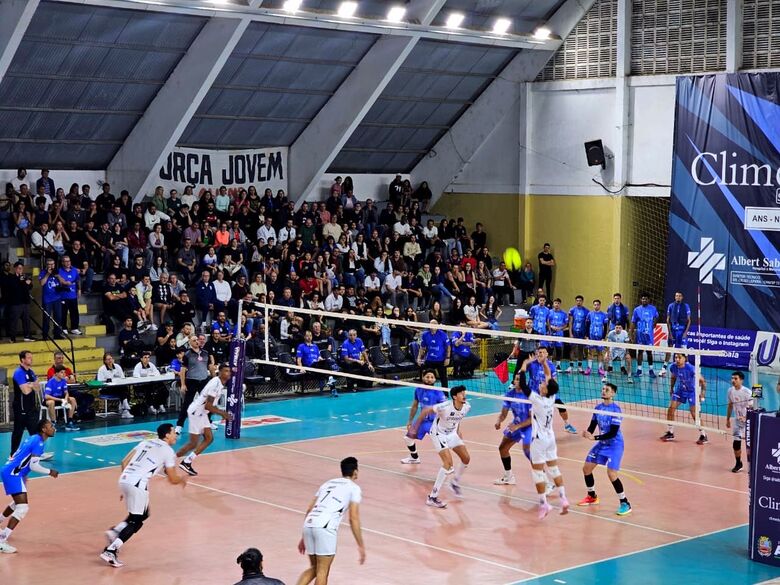 Suzano Vôlei vence em Atibaia e assume liderança do Paulista