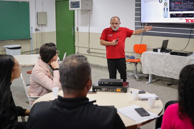 Escolas da rede municipal de Ferraz ganham programa Escolaplus da empresa Sky