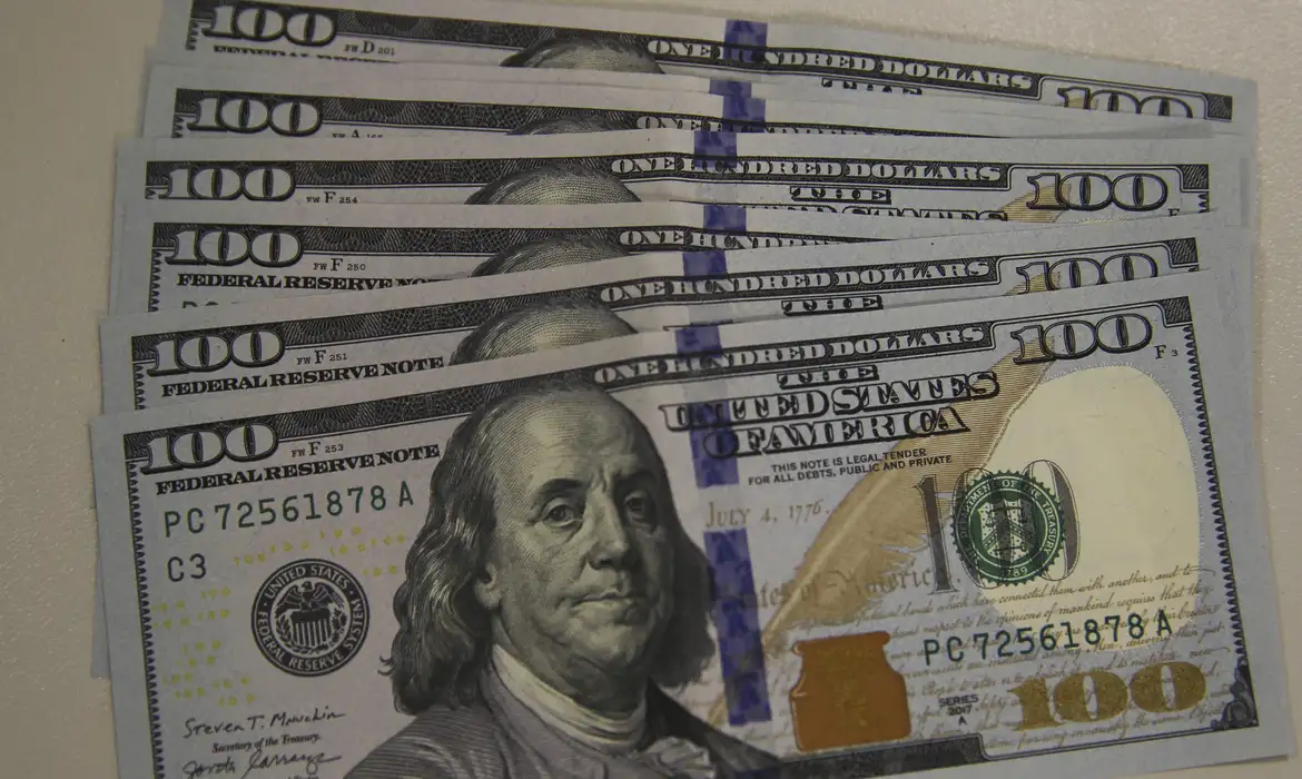 Dólar fecha abaixo de R$ 5,50 pela primeira vez em quase um mês
