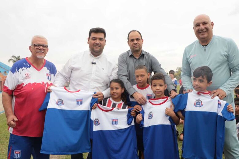 Mais de 2 mil alunos de escolinhas de futebol recebem uniformes 