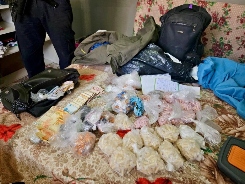 foram apreendidas 125 porções de cocaína, 17 pedras de crack, 14 buchas de maconha e R$ 5.966,00