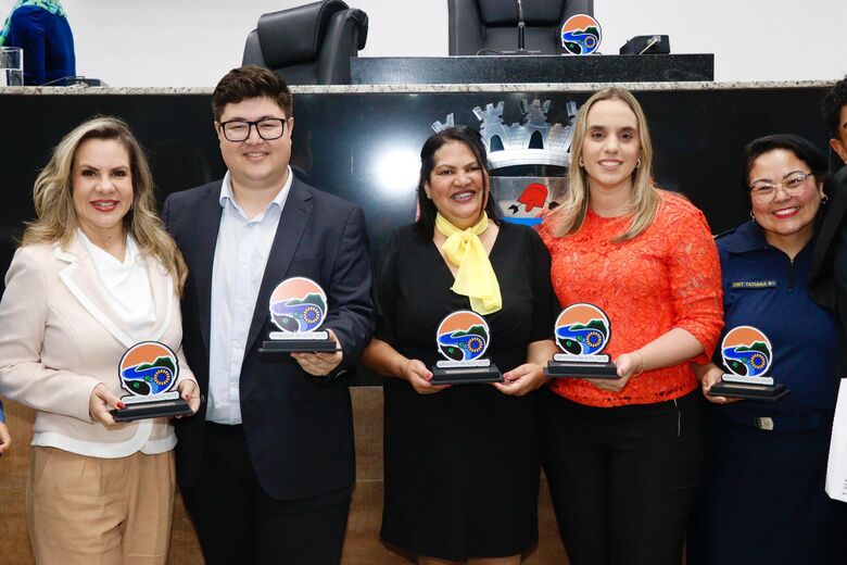 Representantes da Prefeitura de Suzano são homenageados no Prêmio Girassóis