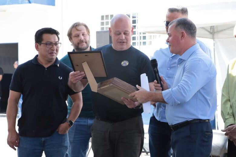 Segurança homenageia GCMs com mais de 30 anos de serviços