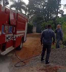 Incêndio em mata atinge bairro em Suzano