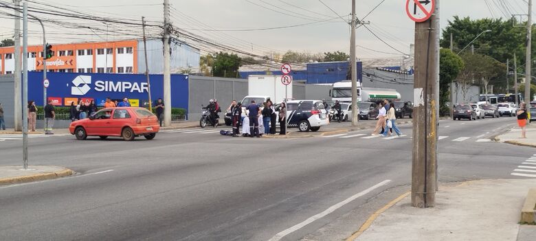 Mulher é atropelada por moto em Mogi e socorrida ao Luzia de Pinho Melo