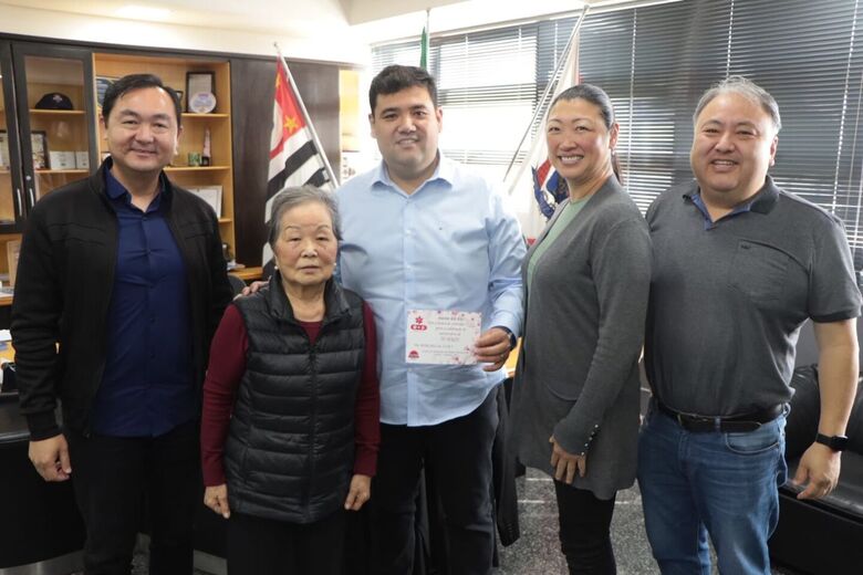 Bunkyo de Suzano entrega convite dos 70 anos do Hahanokai a Pedro Ishi
