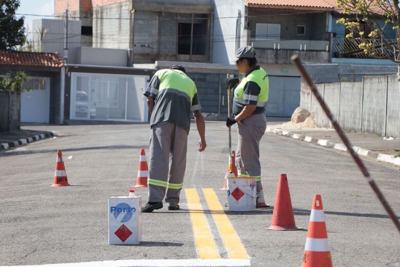 Reforço de sinalização de trânsito chega ao bairro Cidade Edson em Suzano