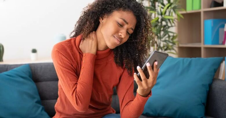 Especialista da Hapvida explica que a inclinação constante da cabeça ao olhar o telefone pode desencadear a Síndrome do Pescoço de Texto