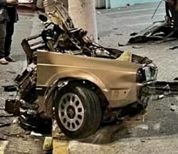 Carro bate em poste e parte ao meio na Rua Benjamin Constant no Centro 