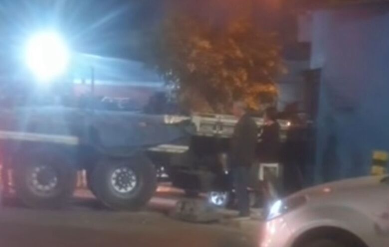 Homem perde o controle, bate em imóvel e é preso em Poá