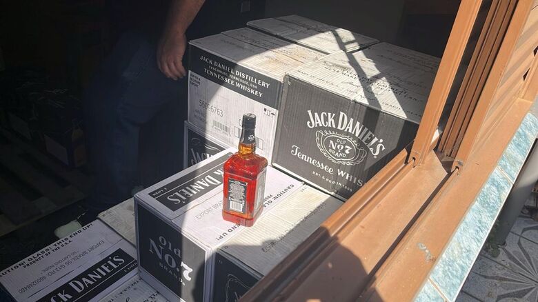 Polícia apreende 1,3 mil garrafas em esquema de falsificação de bebidas em Mogi