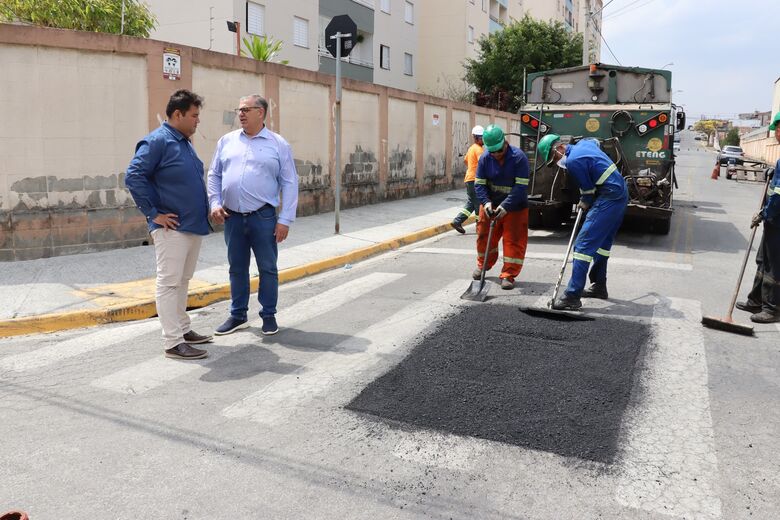 Pedro Ishi acompanha operação 'Tapa-Buraco' na Vila Urupês