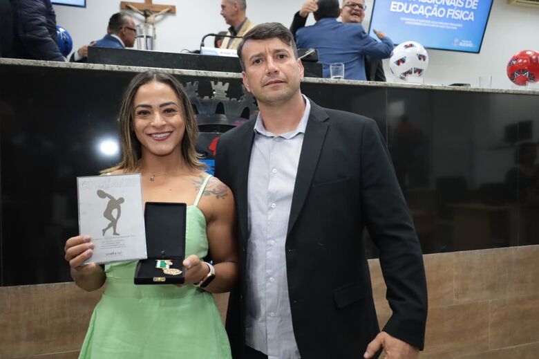 Adilson Horse homenageia professora em sessão do Dia do Profissional de Educação Física