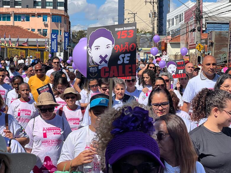 Caminhada pelo fim da violência contra a mulher mobiliza 700 pessoas em Suzano