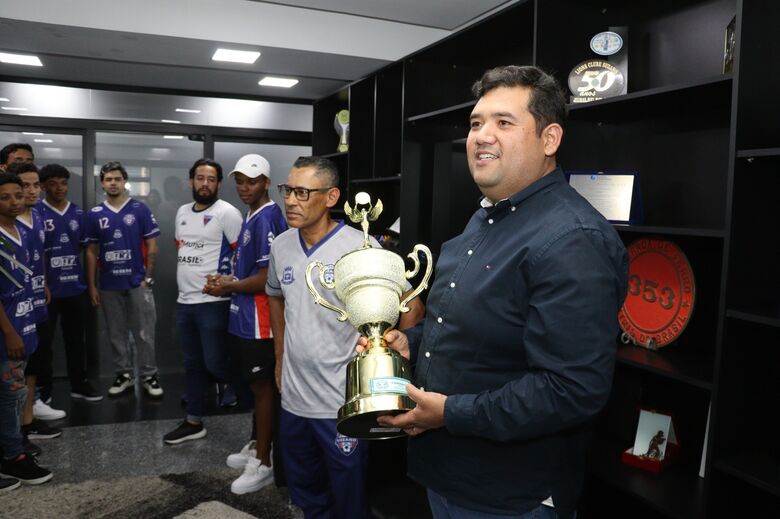 Pedro Ishi recebe equipe da AD Suzano bicampeã da Copa Condemat+ de Futsal