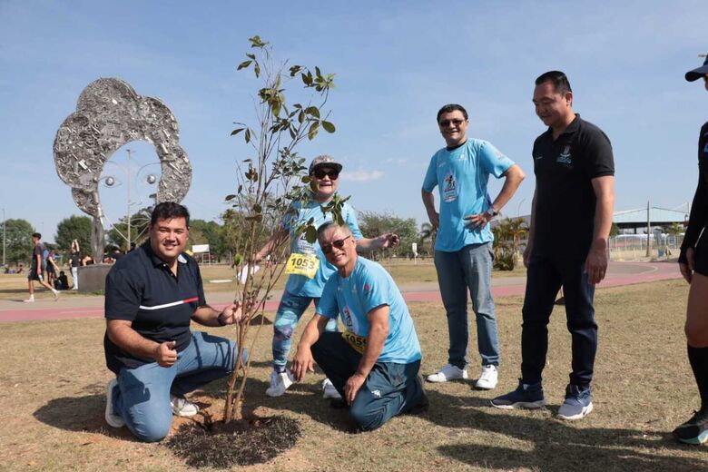 Max Feffer recebe plantio de mudas em ação contra a pólio