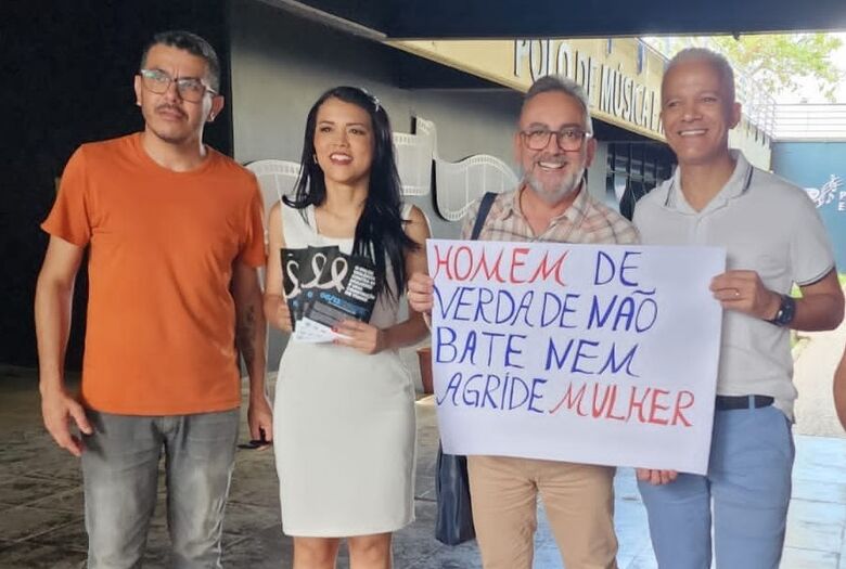 Everton é o homem de camiseta laranja; junto dele está Gil Fuentes, colunista do Diário de Suzano, e César Braga, controlador geral da cidade