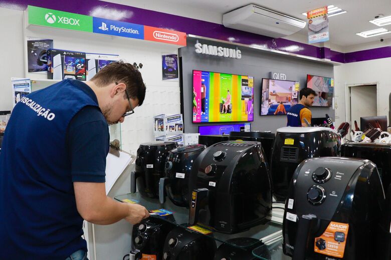 Procon de Suzano monitora preços no comércio para Black Friday