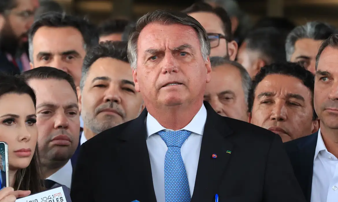STF condena Bolsonaro a 27 anos e três meses de prisão